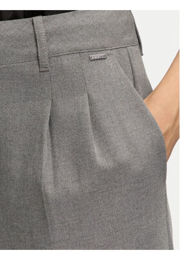 Guess Spodnie materiałowe W4BB02 WGIF2 Szary Relaxed Fit. Kolor: szary. Materiał: syntetyk