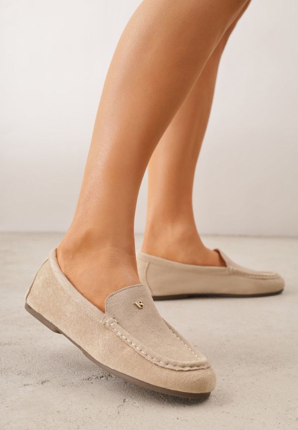 Born2be - Jasnobeżowe Mokasyny VICES ze Skórzaną Wkładką i Metalową Ozdobą Aquilin. Nosek buta: okrągły. Kolor: beżowy. Materiał: skóra. Wzór: aplikacja. Obcas: na obcasie. Styl: klasyczny. Wysokość obcasa: niski