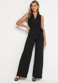 Born2be - Czarny Kopertowy Kombinezon z Wiskozą Wiązany Materiałowym Paskiem Iadela. Kolor: czarny. Materiał: materiał, wiskoza. Sezon: lato. Styl: elegancki #1