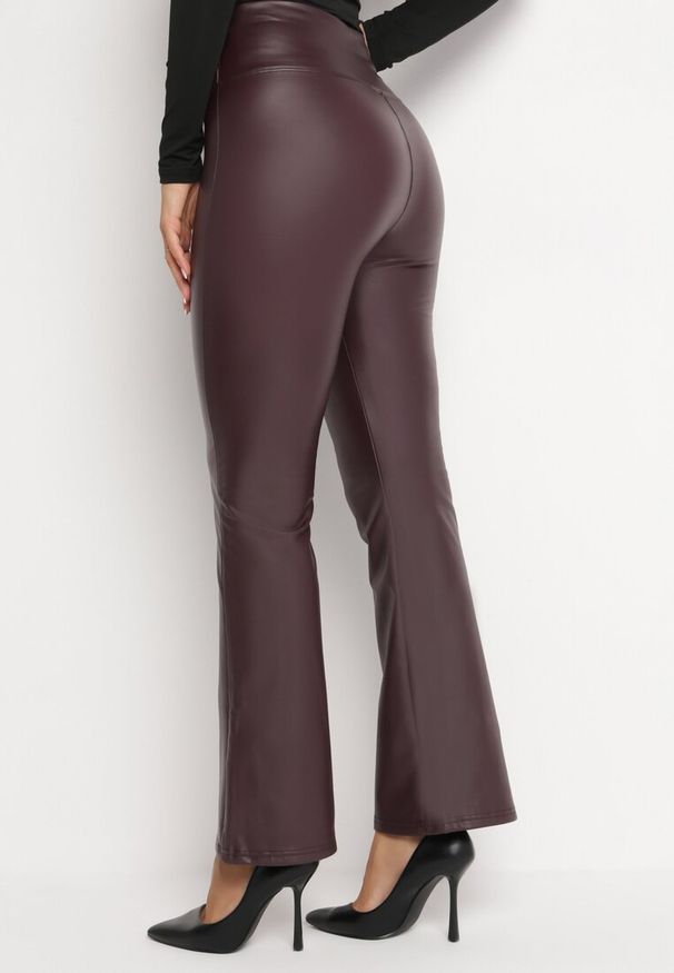 Born2be - Bordowe Spodnie Dzwony z Gumką w Pasie z Ekoskóry Arkani. Okazja: na co dzień, na spotkanie biznesowe, do pracy. Kolor: czerwony. Materiał: skóra. Styl: casual, biznesowy, elegancki, klasyczny