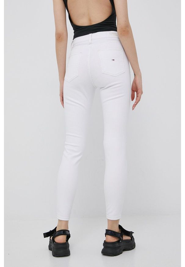 Tommy Jeans jeansy SYLVIA BF2292 damskie high waist. Stan: podwyższony. Kolor: biały