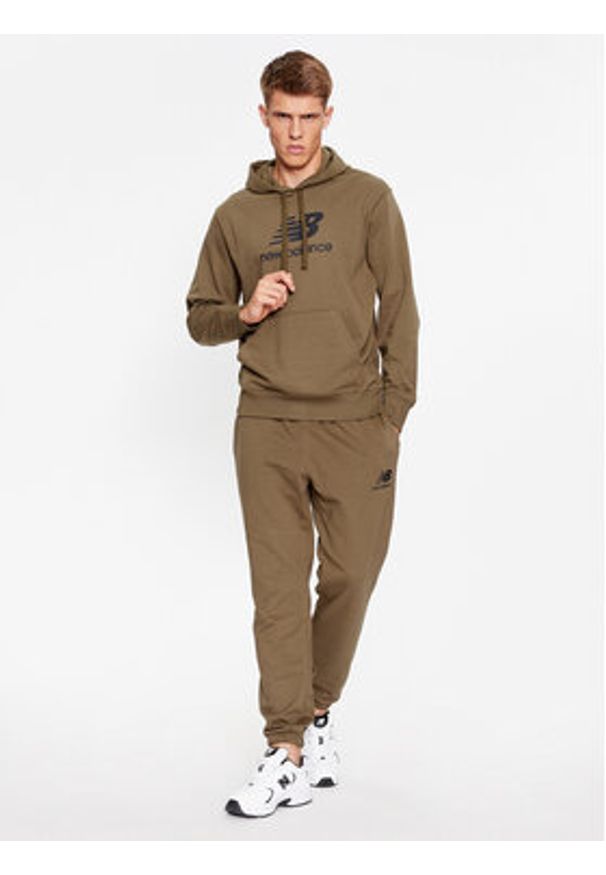 New Balance Bluza Essentials Stacked Logo French Terry Hoodie MT31537 Brązowy Regular Fit. Kolor: brązowy. Materiał: syntetyk