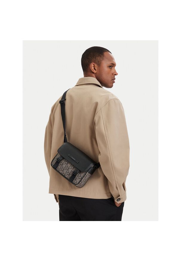 Saszetka Calvin Klein. Kolor: beżowy