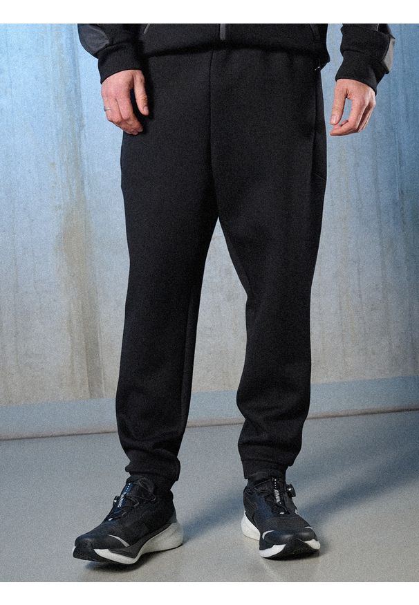 4f - 4F Spodnie dresowe joggery męskie - czarne M. Kolor: czarny. Materiał: dresówka. Wzór: gładki