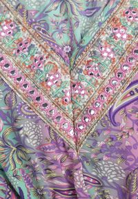 Renee - Różowa Sukienka z Dekoltem w V o Rozkloszowanym Fasonie w Print Paisley Akka. Okazja: na co dzień. Kolor: różowy. Materiał: skóra, zamsz. Wzór: nadruk, paisley. Styl: elegancki, casual #6