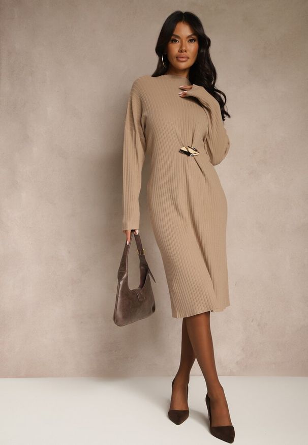 Renee - Beżowa Sukienka Sweterkowa z Wiskozą Ozdobiona Metaliczną Broszką Titavea. Okazja: na co dzień. Kolor: beżowy. Materiał: wiskoza. Wzór: aplikacja. Typ sukienki: proste. Styl: casual