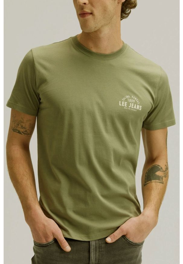 Lee - MĘSKA KOSZULKA LEE SMALL LOGO TEE MERCANTILE GREEN 112376520