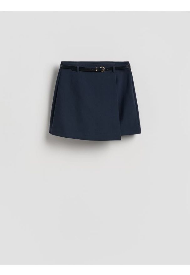 Reserved - Spódnico-szorty z paskiem - granatowy. Kolor: niebieski. Materiał: tkanina, wiskoza