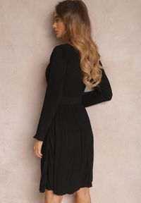 Renee - Czarna Sukienka Plisowana z Paskiem Phile. Kolor: czarny. Długość rękawa: długi rękaw. Styl: klasyczny. Długość: mini #4