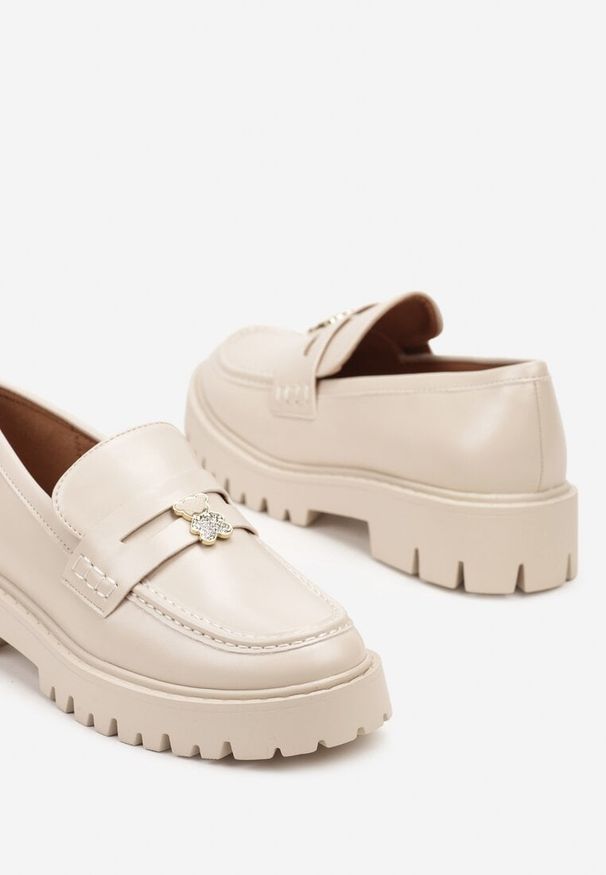 Born2be - Beżowe Płaskie Mokasyny z Aplikacją Misia Onivia. Okazja: na co dzień. Kolor: beżowy. Materiał: jeans. Wzór: aplikacja. Sezon: jesień, wiosna. Styl: elegancki, casual