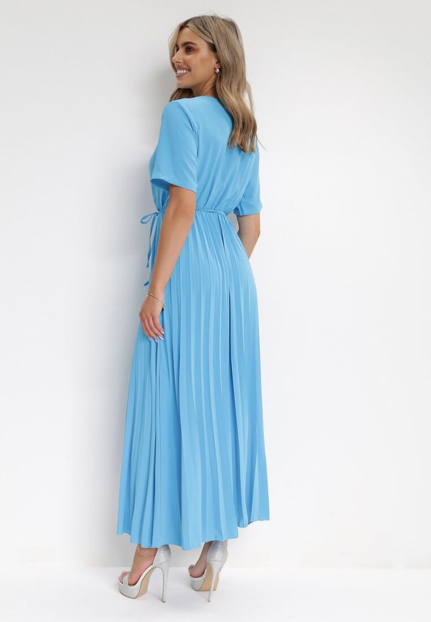 Born2be - Ciemnoniebieska Sukienka Plisowana Maxi z Wiązanym Paskiem Dianiza. Kolor: niebieski. Materiał: materiał. Długość: maxi