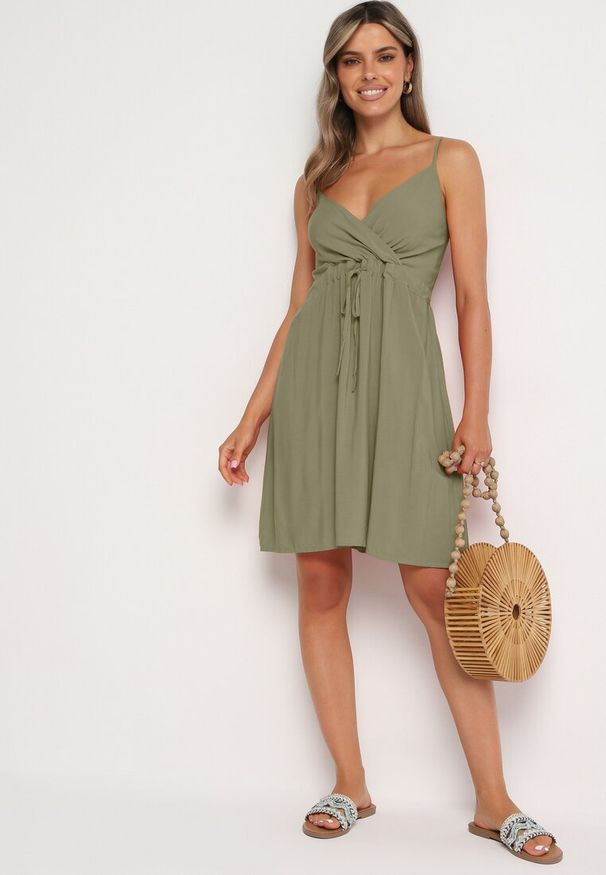 Born2be - Ciemnozielona Bawełniana Sukienka na Cienkich Regulowanych Ramiączkach z Kopertowym Dekoltem Pennea. Okazja: na co dzień. Typ kołnierza: dekolt kopertowy. Kolor: zielony. Materiał: bawełna. Długość rękawa: na ramiączkach. Typ sukienki: kopertowe. Styl: casual, elegancki, sportowy