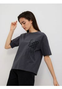 Reserved - T-shirt z ozdobnym detalem - ciemnoszary. Kolor: szary. Materiał: dzianina, bawełna #1