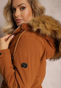 Renee - Brązowa Kurtka Parka z Kieszeniami i Kapturem z Futerkiem Caulisa. Kolor: brązowy. Materiał: futro #3