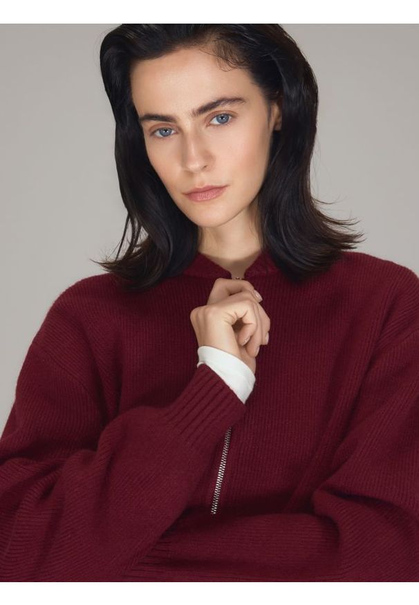 Reserved - Krótki kardigan z suwakiem - bordowy. Kolor: czerwony. Materiał: dzianina, prążkowany. Długość: krótkie