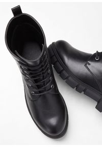 bonprix - Botki sznurowane z profilowaną podeszwą. Kolor: czarny. Styl: militarny, elegancki #3