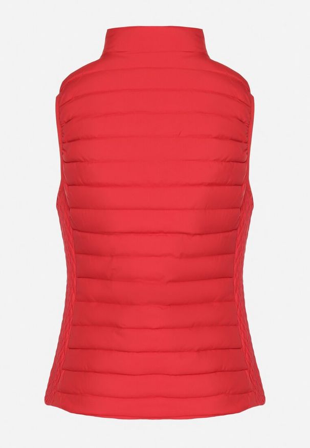 Born2be - Czerwona Pikowana Kamizelka ze Stójką i Zasuwanymi Kieszeniami Lorenith. Typ kołnierza: kołnierzyk stójkowy. Kolor: czerwony. Materiał: jeans. Styl: elegancki