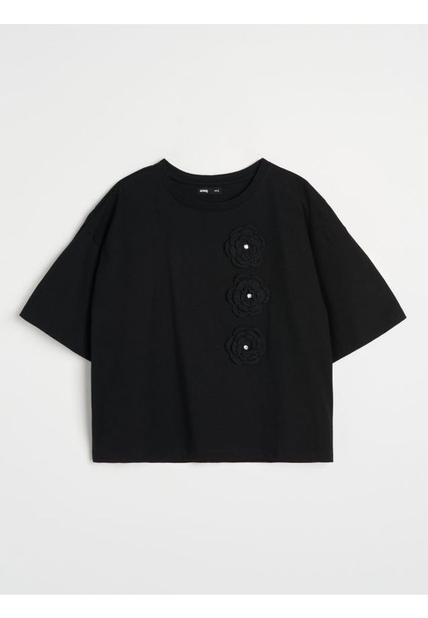 Sinsay - Bawełniana koszulka z aplikacją 3D - czarny. Kolor: czarny. Materiał: bawełna. Wzór: aplikacja