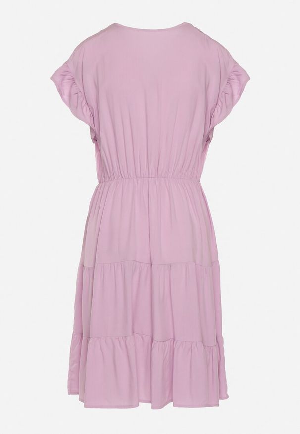 Born2be - Fioletowa Sukienka z Gumką w Pasie Ozdobiona Falbanką i Wiązana Materiałowym Paskiem Tiamalou. Typ kołnierza: dekolt w łódkę. Kolor: fioletowy. Materiał: materiał. Długość rękawa: krótki rękaw. Wzór: aplikacja