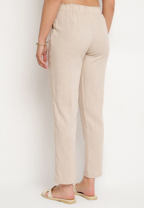 Born2be - Jasnobeżowe Spodnie z Lnem o Klasycznym Kroju z Gumką w Talii Filarse. Okazja: na co dzień. Kolor: beżowy. Materiał: len. Sezon: wiosna, lato. Styl: klasyczny