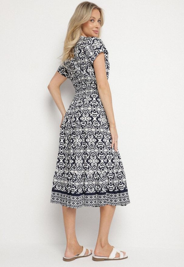 Born2be - Granatowa Bawełniana Sukienka Rozkloszowana we Wzór Paisley Lanadira. Typ kołnierza: dekolt w serek. Kolor: niebieski. Materiał: bawełna. Długość rękawa: krótki rękaw. Wzór: paisley. Styl: boho