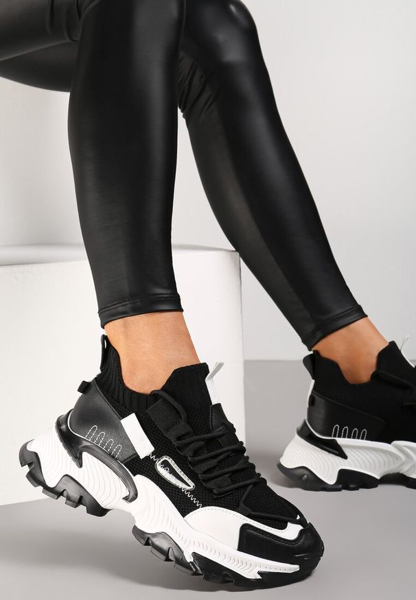 Renee - Czarne Sneakersy Kharena. Zapięcie: bez zapięcia. Kolor: czarny. Materiał: materiał. Szerokość cholewki: normalna. Wzór: aplikacja