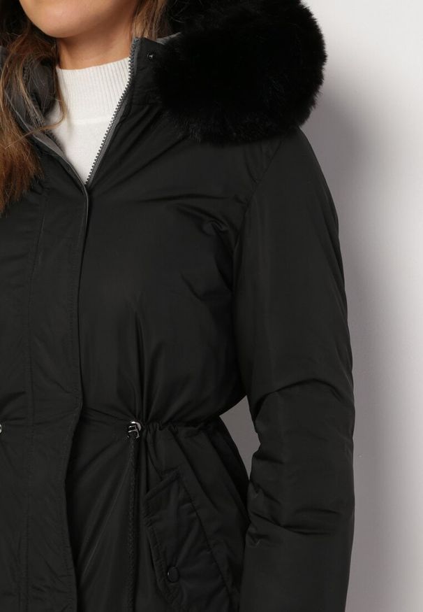 Born2be - Szaro-Czarna Dwustronna Kurtka za Kolano z Kapturem z Futerkiem Zephyro. Typ kołnierza: kaptur. Kolor: czarny. Materiał: futro. Długość: długie. Wzór: gładki, aplikacja