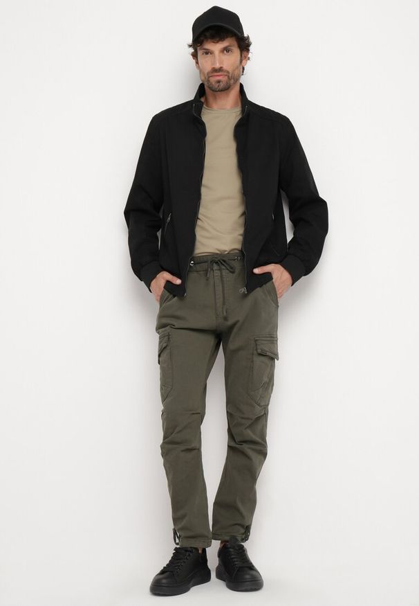 Born2be - Zielone Spodnie Cargo z Bawełny z Kieszeniami z Klapami Ściągane Sznurkiem Zailine. Okazja: na co dzień. Kolor: zielony. Materiał: bawełna. Styl: casual, klasyczny, sportowy