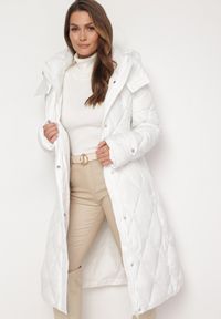 Born2be - Biała Długa Kurtka Płaszcz z Kapturem i Wiązaniem w Pasie Gasaetta. Typ kołnierza: kaptur. Kolor: biały. Materiał: materiał. Długość: długie. Sezon: zima #4