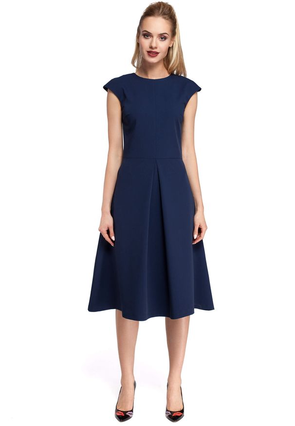 Sukienki.shop - Elegancka sukienka trapezowa z kontrafałdą wizytowa granatowa. Okazja: na wesele, na imprezę, na komunię, na ślub cywilny. Kolor: niebieski. Materiał: jeans, materiał, elastan. Długość rękawa: krótki rękaw. Wzór: gładki. Typ sukienki: trapezowe. Styl: wizytowy, elegancki