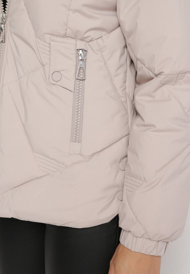 Born2be - Jasnobeżowa Pikowana Kurtka z Kapturem Rękawy Zakończone Gumką Liliaz. Okazja: do pracy, na spacer, na co dzień, na spotkanie biznesowe. Typ kołnierza: kaptur. Kolor: beżowy. Materiał: jeans. Styl: casual, elegancki, biznesowy