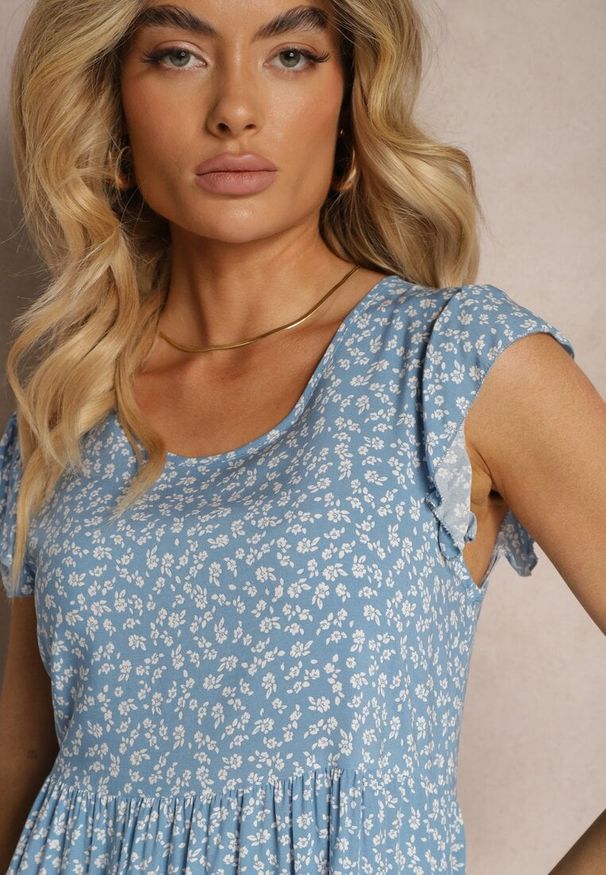 Renee - Niebieska Rozkloszowana Sukienka z Bawełny Ozdobiona Falbanką Crisandra. Okazja: na co dzień. Kolor: niebieski. Materiał: bawełna. Długość rękawa: krótki rękaw. Wzór: aplikacja. Typ sukienki: proste, rozkloszowane. Styl: elegancki, casual