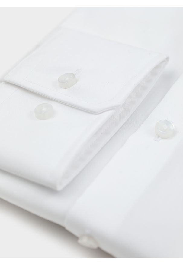 Pako Lorente - PAKO LORENTE – Koszula męska w kolorze białym P000B-1X-057-B-R. Typ kołnierza: kołnierzyk klasyczny. Kolor: biały. Materiał: bawełna. Długość rękawa: długi rękaw. Długość: długie. Wzór: gładki. Styl: elegancki, klasyczny