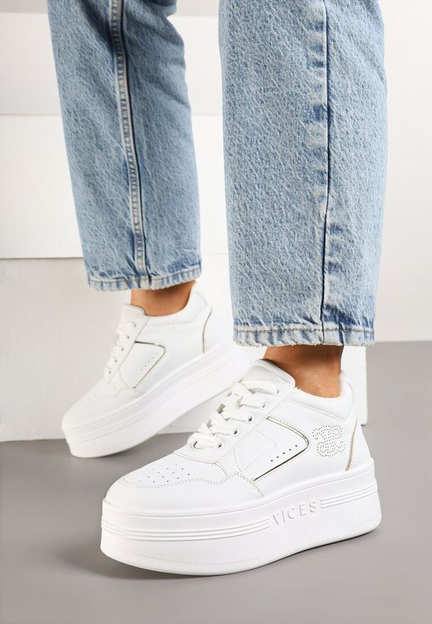 Renee - Biało-Złote Sneakersy Vices na Platformie Ozdobione Metalicznymi Aplikacjami Nelanil. Okazja: na spotkanie biznesowe, na co dzień, do pracy. Kolor: biały. Materiał: jeans. Wzór: aplikacja. Obcas: na platformie. Wysokość obcasa: średni