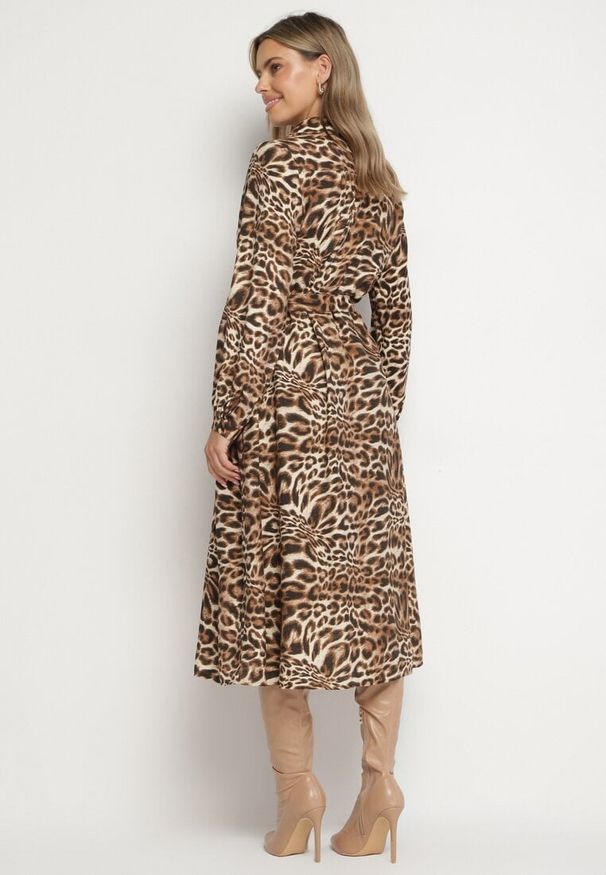 Born2be - Brązowa Sukienka z Wiskozą o Koszulowym Kroju z Wiązanym Paskiem w Panterkę Raivenne. Typ kołnierza: dekolt w kształcie V. Kolor: brązowy. Materiał: wiskoza. Wzór: motyw zwierzęcy. Typ sukienki: koszulowe. Styl: elegancki