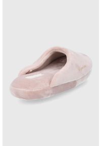 EA7 Emporio Armani Kapcie kolor różowy. Nosek buta: okrągły. Kolor: różowy. Materiał: materiał. Wzór: gładki. Szerokość buta: średnie