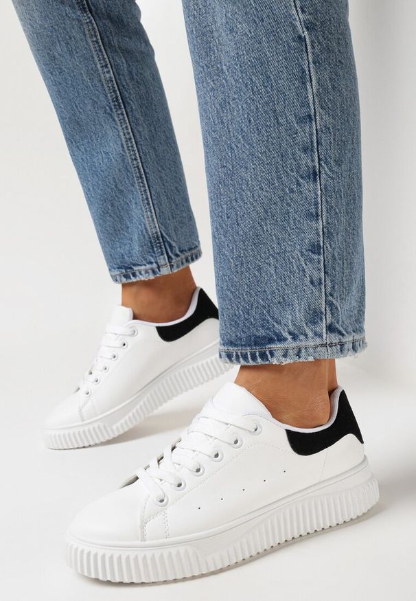 Born2be - Biało-Czarne Sneakersy ze Żłobieniami na Płaskiej Podeszwie z Metaliczną Wstawką Granuse. Kolor: biały. Materiał: jeans. Obcas: na płaskiej podeszwie