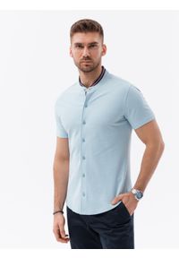 Ombre Clothing - Koszula męska dzianinowa z krótkim rękawem i kolorową stójką – błękitna V3. Typ kołnierza: kołnierzyk stójkowy. Kolor: niebieski. Materiał: dzianina. Długość rękawa: krótki rękaw. Długość: krótkie. Wzór: kolorowy. Styl: sportowy #5