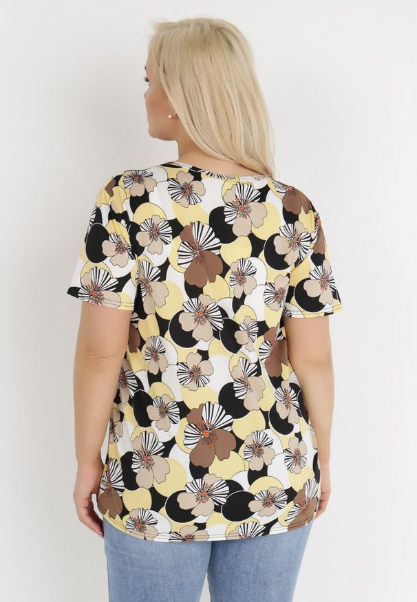 Born2be - Żółta Bluzka Phoebippe. Okazja: na co dzień. Kolekcja: plus size. Kolor: żółty. Materiał: tkanina. Długość rękawa: krótki rękaw. Długość: krótkie. Wzór: kwiaty. Styl: casual