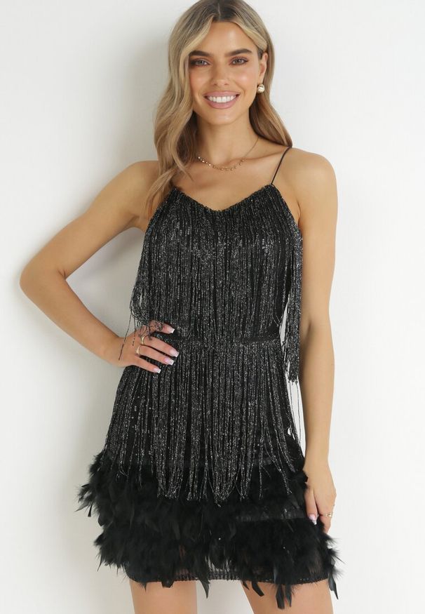 Born2be - Czarna Sukienka na Ramiączkach z Frędzlami w Cyrkonie i Piórami Mistina. Kolor: czarny. Materiał: materiał. Długość rękawa: na ramiączkach. Długość: mini