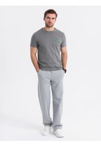 Ombre Clothing - Bawełniany męski t-shirt z zieloną naszywką na piersi – szary V1. Kolor: szary. Materiał: bawełna. Wzór: aplikacja. Styl: klasyczny, sportowy #5