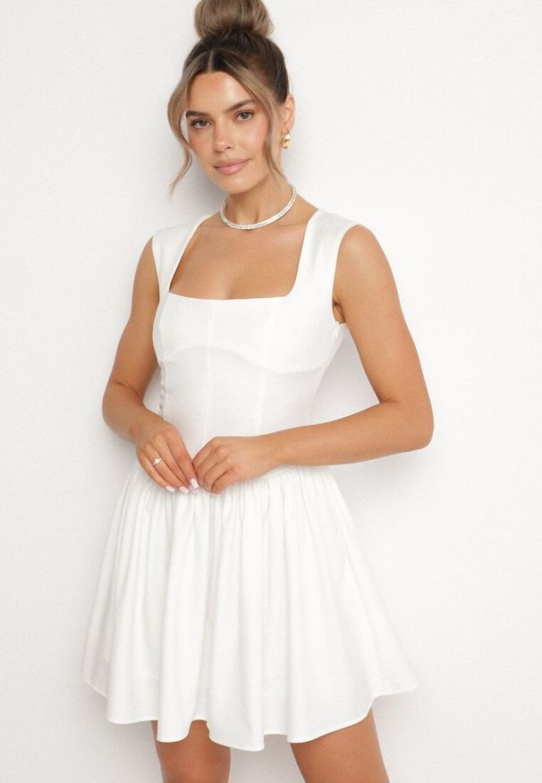 Born2be - Biała Rozkloszowana Sukienka Ozdobiona Kwadratowym Dekoltem Halelira. Okazja: na co dzień. Typ kołnierza: dekolt kwadratowy. Kolor: biały. Wzór: aplikacja. Typ sukienki: proste, rozkloszowane. Styl: casual, elegancki, klasyczny