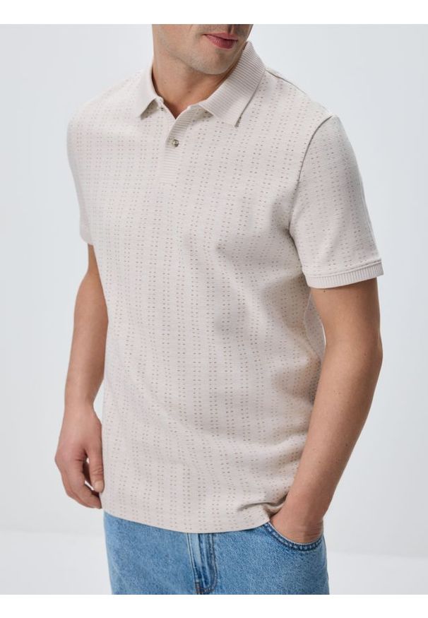 Reserved - Strukturalne polo regular fit - beżowy. Typ kołnierza: polo. Kolor: beżowy. Materiał: dzianina, bawełna