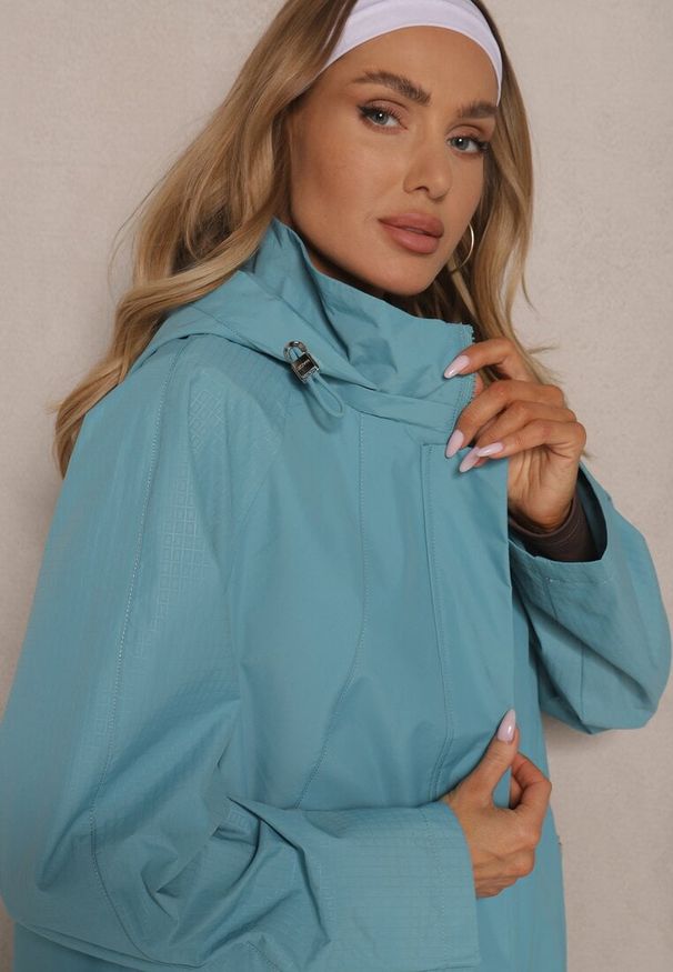 Renee - Niebieska Kurtka Typu Wiatrówka z Odpinanym Kapturem Ndivila. Okazja: na co dzień, na spacer. Kolor: niebieski. Materiał: jeans. Styl: klasyczny, casual