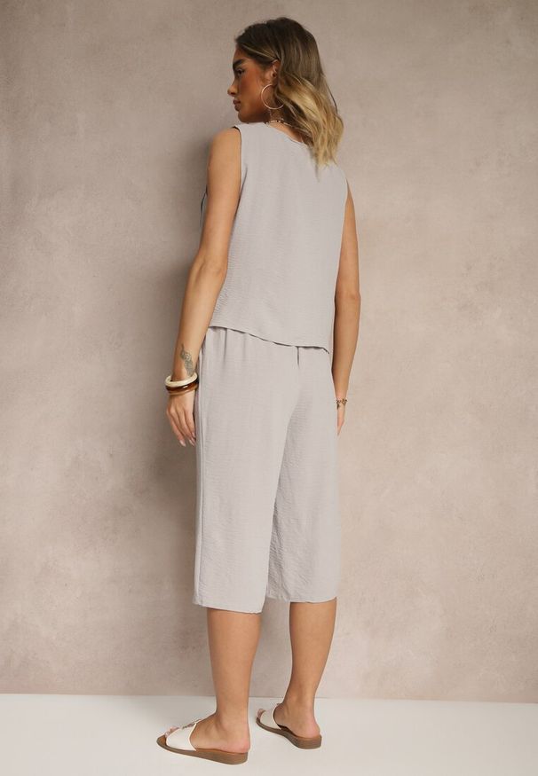 Renee - Szary Komplet Spodnie 3/4 Luźne i Koszulka bez Rękawów Ozdobiona Guzikami Ravione. Kolor: szary. Materiał: materiał. Wzór: aplikacja