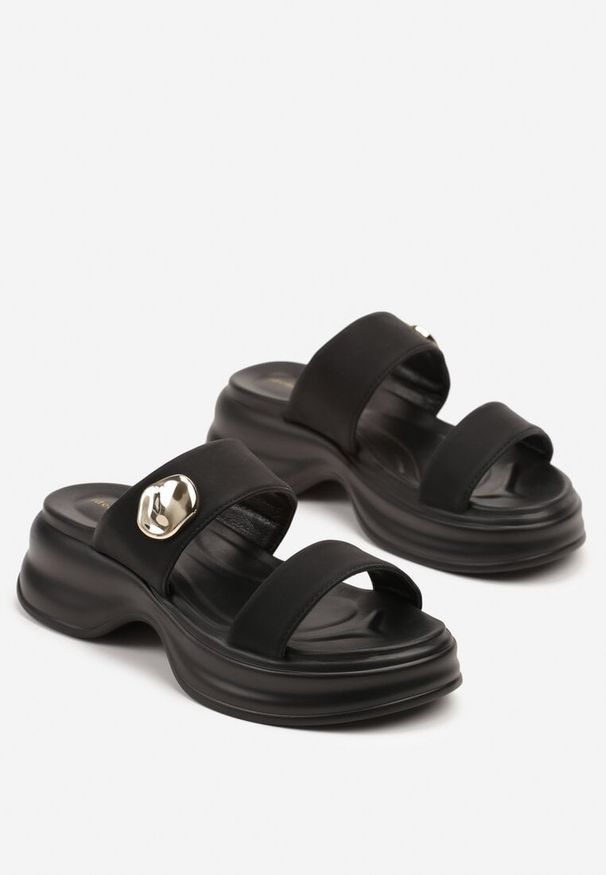Born2be - Czarne Klapki na Grubej Nieregularnej Podeszwie z Metaliczną Ozdobą Lilinese. Kolor: czarny. Wzór: aplikacja. Styl: elegancki