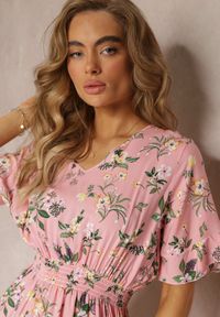 Renee - Jasnoróżowa Sukienka w Kwiatowy Wzór z Wiskozy z Gumką w Talii Dahlie. Kolor: różowy. Materiał: wiskoza. Wzór: kwiaty #5