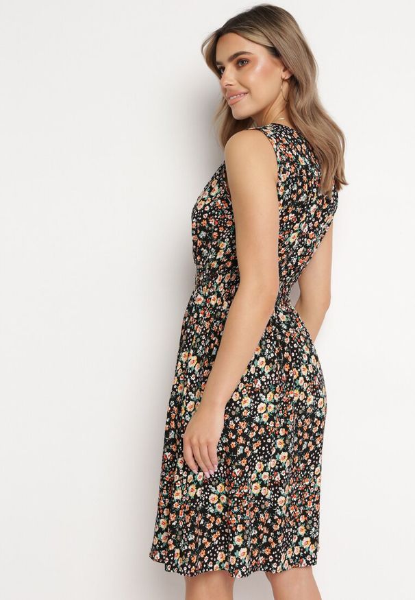 Born2be - Czarno-Żółta Wiskozowa Sukienka w Kwiaty z Kopertową Górą Nervila. Kolor: czarny. Materiał: wiskoza. Wzór: kwiaty. Typ sukienki: kopertowe