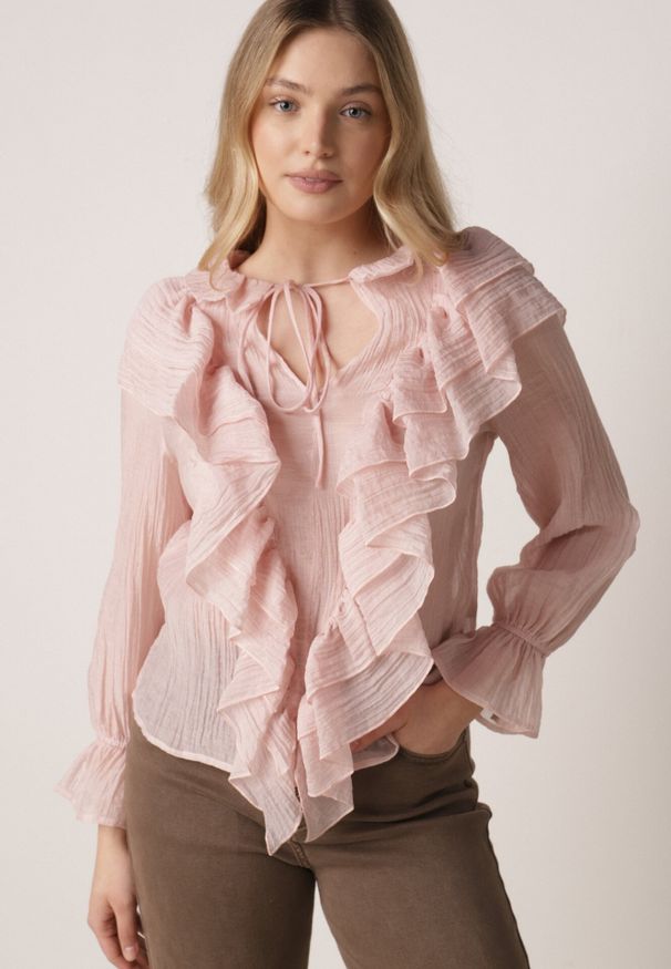 Born2be - Różowa Bluzka z Lyocellem Ozdobiona Falbanami i Wiązaniem Esathra. Okazja: na co dzień. Kolor: różowy. Materiał: jeans. Wzór: aplikacja. Styl: casual, elegancki