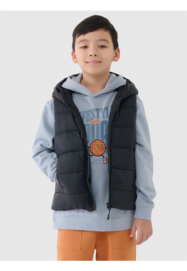 4f - 4F Bezrękawnik puchowy z wypełnieniem syntetycznym chłopięcy - czarny 128 (7-8 lat). Okazja: na co dzień. Typ kołnierza: kaptur, kołnierzyk stójkowy. Kolor: czarny. Długość: długie. Wzór: gładki. Materiał: puch, syntetyk. Długość rękawa: bez rękawów. Sezon: lato. Styl: casual, sportowy, klasyczny